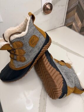 Quality Sorel! Gray Felt and Brown Leather Trim Cozy Ankle Booties